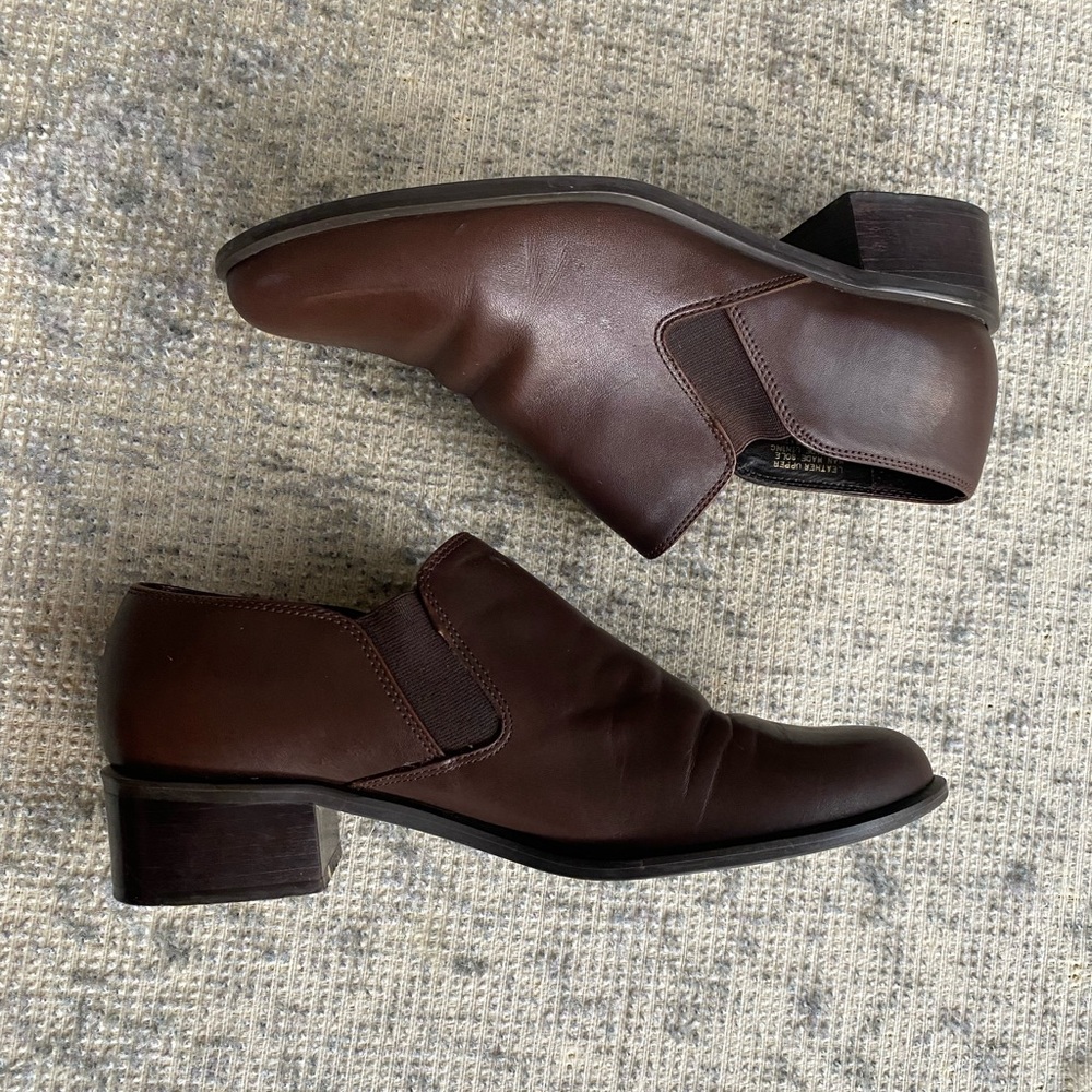 EUC Bandolino 7.5 booties brown leather shoes slips